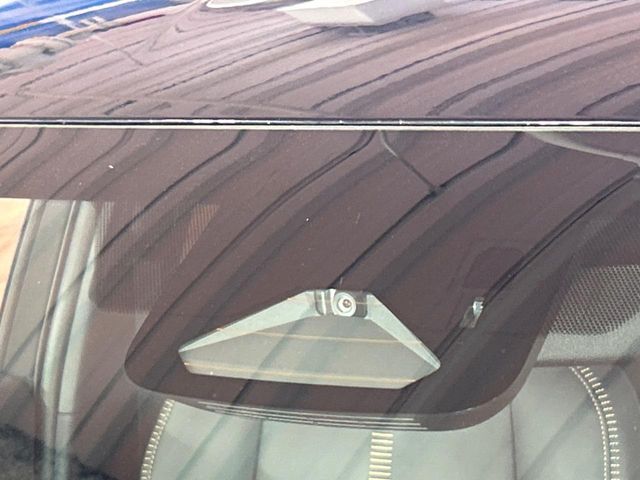 【プリクラッシュセーフティ】前方の車両等を検知し、衝突しそうな時は警報で注意を促し、ブレーキを踏む力をサポート。ブレーキを踏めなかった場合は衝突被害軽減ブレーキが作動、衝突回避をサポートします。
