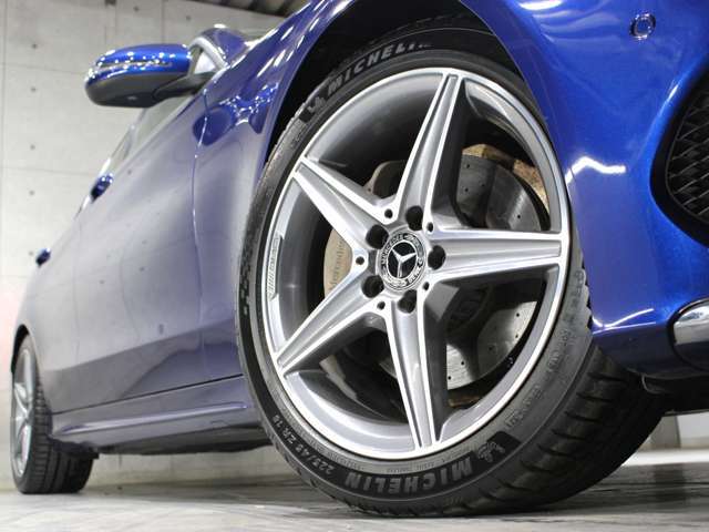 アルミは、純正18インチで、傷などもほとんどなく、綺麗な状態です。タイヤは、2025製パイロットスポーツ5を履いており、前後共に9部山残っております。また、ロアリングKITにより、ローダウンされております。