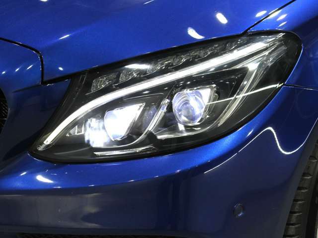 LEDヘッドライトになりますので、暗い夜道のライディングも安心です！劣化で白くくもりがちなヘッドライトレンズも透明感のある綺麗な状態が保たれております。劣化の生じやすいモール類までも綺麗な状態です。