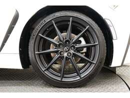 スポーティな印象を与える純正ホイールです。どこまでも走っていきたくなるようなデザインですね♪