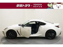 室内外はもちろん、シートを外してニオイの元となるフロアカーペットまで消臭・除菌を実施。中古車を気持ちよくお乗りいただけるクリーニングサービスです。詳細は販売店スタッフまでおたずねください。