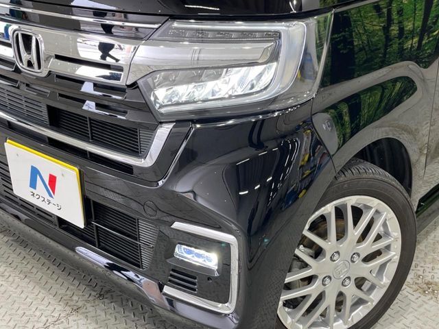 【LEDヘッドライト】悪天候や夜間走行時も良好な視界を確保し安心して運転できる高輝度LEDヘッドライトを装備！点灯速度が早く、消費電力も抑えられています。