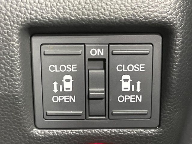【両側パワースライドドア】スマートキーや運転席のスイッチで後席両側スライドドアの開閉が可能♪電動だから力を入れてドアを開ける必要が無く、小さなお子様でも簡単に開け閉めでき快適です♪