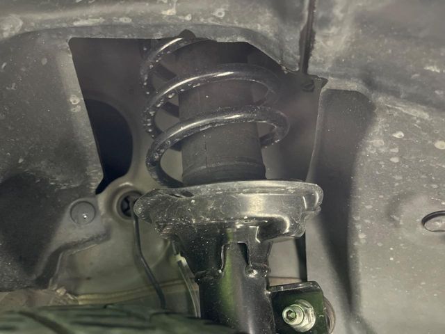 お車を安心してお乗りいただく為には、足回りの定期点検が欠かせません。サービスサポート（有償保証）では無料点検もご提供しており、安心のカーライフをお過ごしいただけるサポート体制が整っています。