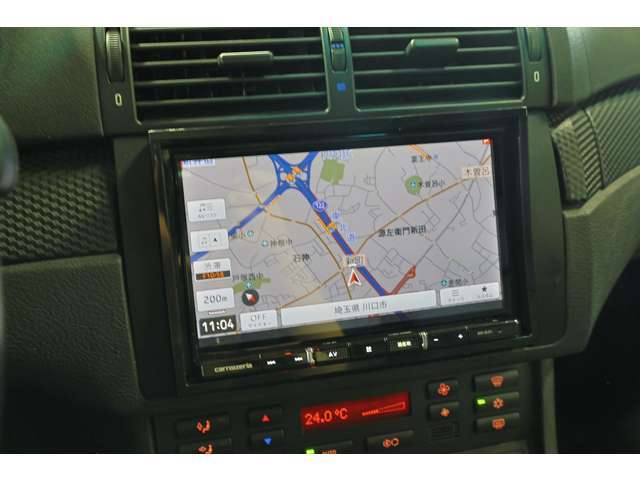オリジナルでは当時物のナビや、CD・MDオーディオがついてますが、こちらの車両はオーディオはカロッツェリア製のメモリーナビに換装済。USB・Bluetoothなど各種接続も可能ですんでお好きな音楽とドライブできますね