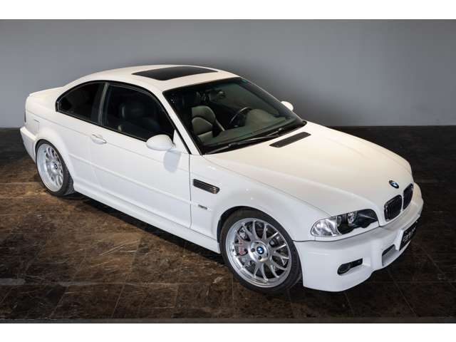 BMW Mは言った、M3は地上のアスリートであると 。当時最新のエアロダイナミクスの理論に基づき描かれたそのボディは、標準モデルよりも25mm拡幅、筋肉質に膨らんだフェンダー。そのボディラインは屈強にして強靭。