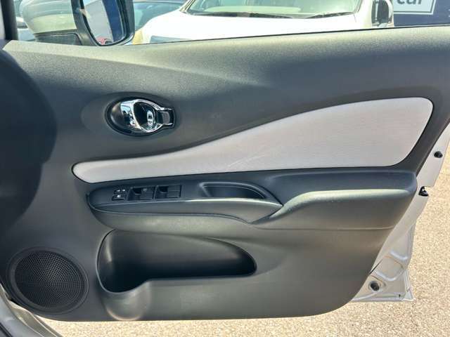 【運転席ドア】ボトルホルダーや収納ポケットが付いているので運転席周りもスッキリ保てます★