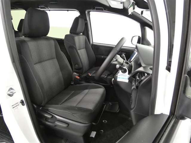 【内装クリーニング】室内は、トヨタの自動車クリーニング“まるまるクリン”を施工済です！シートはもちろん床面も、すっきりキレイ♪自信の仕上がりを、ぜひご覧下さい！！