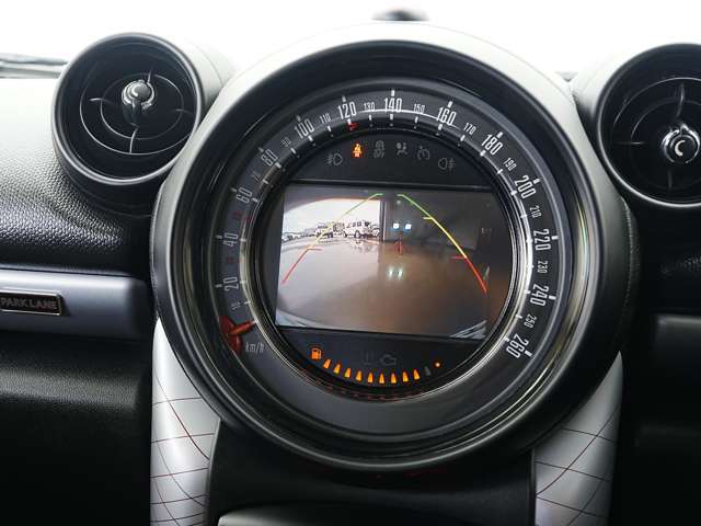 後退時・駐車時に便利なバックカメラも装備されていますので駐車が苦手な方でも安心して駐車していただけます！