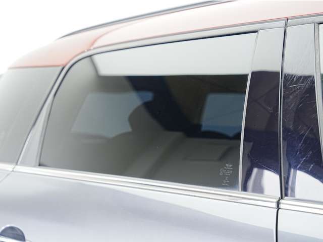 後部座席はスモークフィルムが施工されており、外からのプライバシーもしっかり確保されています！