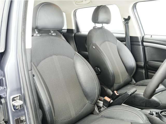 標準シートは適度なクッション性と、長距離でも疲れにくく計算されたホールド感。