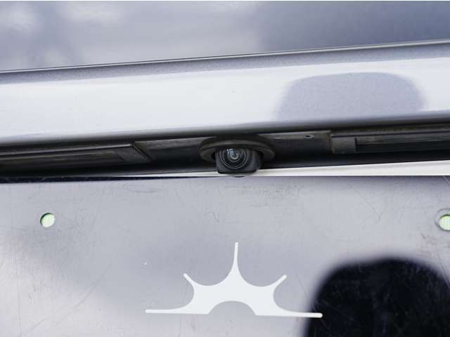 後退時・駐車時に便利なバックカメラも装備されていますので駐車が苦手な方でも安心して駐車していただけます！
