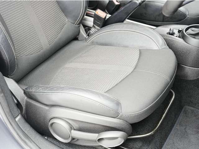 標準シートは適度なクッション性と、長距離でも疲れにくく計算されたホールド感。