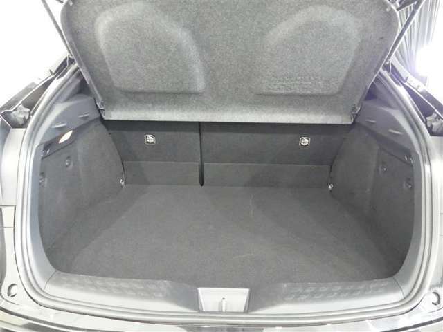 広く開口部の大きいトランクルームは、荷物の出し入れも楽です。トノカバーがあるのでプライバシーも守られますね。