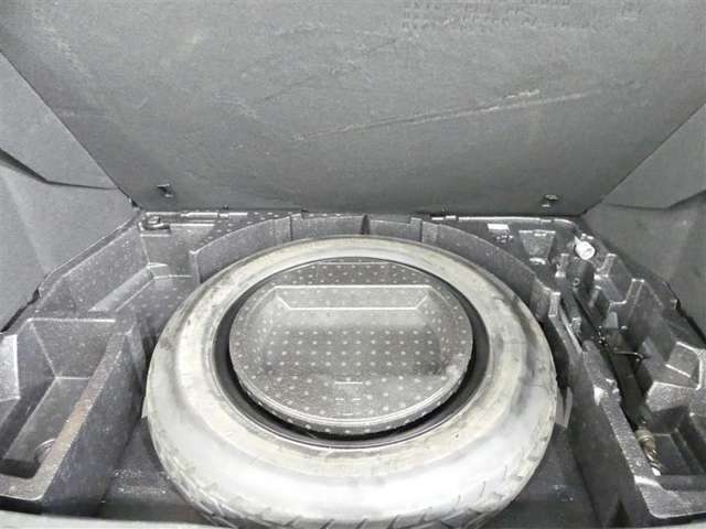 スペアタイヤは、応急用タイヤです、応急タイヤは必ず後輪に装着し、正規のタイヤのパンク修理等終わったら必ず付け替えてください。