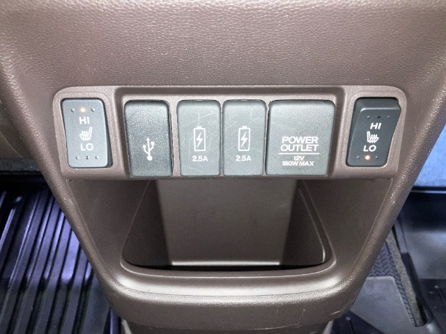 【シートヒーター＆USB端子】運転席、助手席にはシートヒーターが装備されております。また充電用USBジャック（急速充電対応タイプ2個付）を装備しております。