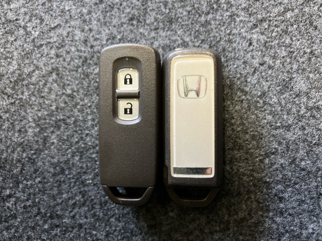 【スマートキー】持っているだけでエンジン始動や、ドアロックの開閉まで出来ちゃう賢く便利なスマートキーを装備！イモビライザーでセキュリティー対策もOK！