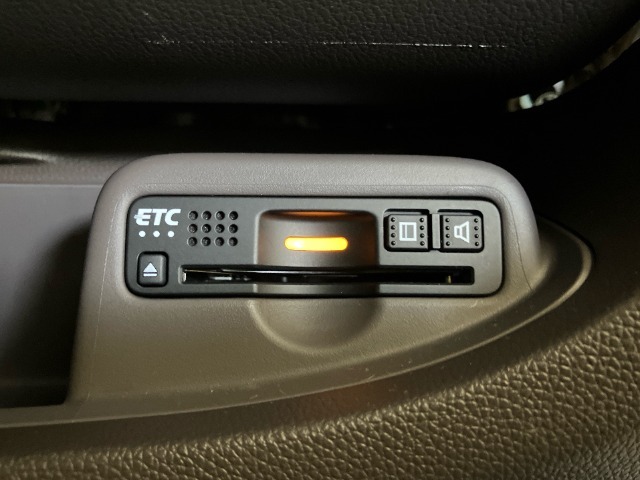 【ETC】便利なETC車載器も装備！高速道路の料金所もスムーズに通過できます。今や必須の装備ですね！お客様用にセットアップをしてのお渡しとなります！
