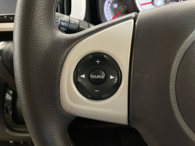 ★ステアリングにはオーディオコントロールスイッチが付いていますので、目線を正面から外すことが無く、また、ステアリングから手を離さずにオーディオ操作ができます。