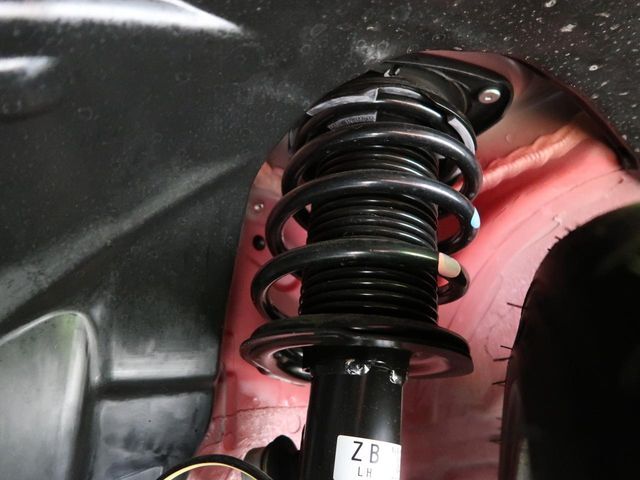 お車を安心してお乗りいただく為には、足回りの定期点検が欠かせません。サービスサポート（有償保証）では無料点検もご提供しており、安心のカーライフをお過ごしいただけるサポート体制が整っています。