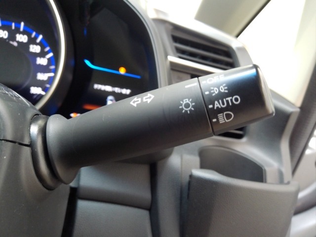 オートヘッドライト標準装備です。車外の明るさに応じて自動的にヘッドライトの点灯・消灯をしてくれます。トンネルの出入り口などで活躍してくれます。