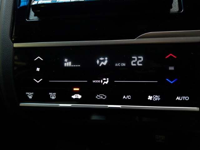 オートエアコン標準装備です。1年中快適な室内を提供！車内温度を設定すると風向き、風量を自動で調節してくれます。