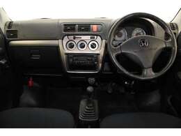 視界と視認性に優れたインパネ廻りに統一感の有るデザインで全体をスッキリと、スイッチ類は見やすく分かりやすいレイアウトに！