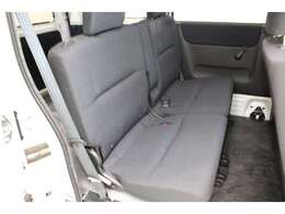 ヘッドレスト付き後席シート