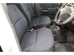 ゆったりとした運転席、助手席です。、いろんな人のドライブポジションに合います。