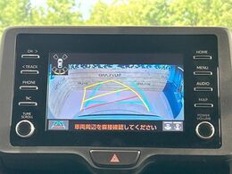 【バックカメラ】駐車時に後方がリアルタイム映像で確認できます。大型商業施設や立体駐車場での駐車時や、夜間のバック時に大活躍！運転スキルに関わらず、今や必須となった装備のひとつです！