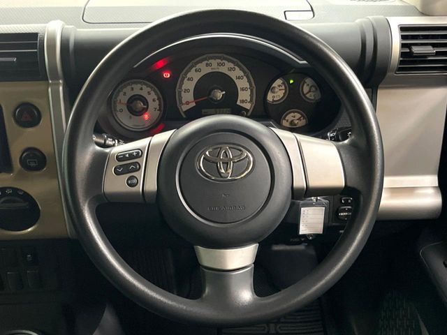 インテリアに合わせたデザインのステアリングは、運転される方のことも考え、運転しやすい形状、大きさです。是非一度、実際に触ってお確かめください。