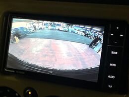 【バックカメラ】駐車時に後方がリアルタイム映像で確認できます。大型商業施設や立体駐車場での駐車時や、夜間のバック時に大活躍！運転スキルに関わらず、今や必須となった装備のひとつです！