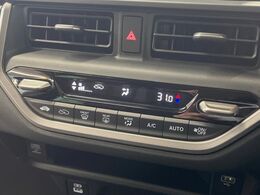 【オートエアコン】一度お好みの温度に設定すれば、車内の温度を検知し風量や温度を自動で調整。暑い…寒い…と何度もスイッチ操作をする必要はありません。快適な車内空間には必須の機能ですね♪