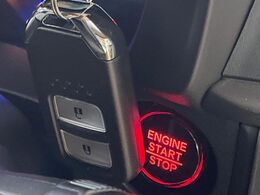 【Hondaスマートキー】カバンやポケットに入れたままでもドアの施錠・解錠が可能なスマートキーを装備。エンジンのオン・オフ時もカギを取り出す必要が無いからとっても便利です♪