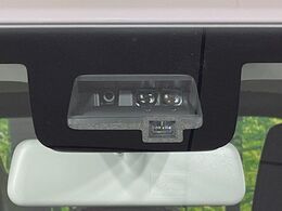 【スズキ　セーフティサポート】走行中に前方の車両等を認識し、衝突しそうな時は警報とブレーキで衝突回避と被害軽減をアシスト。より安全にドライブをお楽しみいただけます。