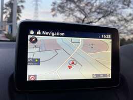 ナビが装備されてますので初めて訪れる場所でも迷わずに目的地に到着できますね♪長距離ドライブでCDも聞くことが出来るので、ドライブも一層楽しくなりますよ♪