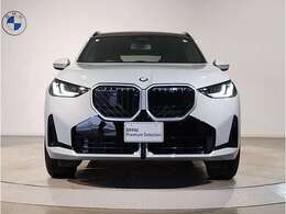 【キドニーグリル】BMWは約90年もの間、ほぼ全ての車両にひと目でBMWだと分かるこの特徴的なフロントグリルが備えられ、デザイン・アイコンとして親しまれてきました。