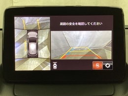 狭い場所での駐車やすれ違いなどでより的確な運転操作に役立つ360°ビューモニターが装備されています。