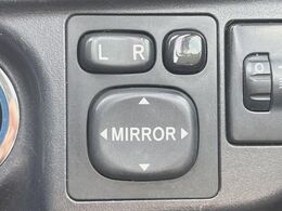 【電動格納ミラー】サイドミラーは電動格納式となっており、狭い駐車場でもキズがつくリスクを抑えられます。