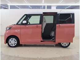 リヤドアは、開口部分が広くステップも低いので、乗り降りがしやすい両側スライド片側電動式。