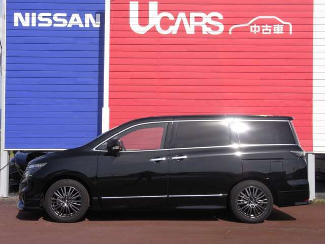 プレミアム・ミニバン日産エルグランド。漆黒フロントグリル、本革巻・木目調コンビステアリング＆本革巻シフトノブ、専用アルミなどのアーバンクロム特別装備をまとい、ひと味ちがう上質感を演出しています。
