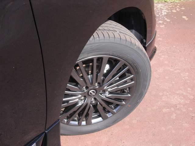 25/55R18タイヤ＋プレミアムな高級グラファイトフィニッシュ18インチアルミホイール（18×7.5J）です。スタッドレスタイヤや各種オプションのご注文も承っております(^^)！