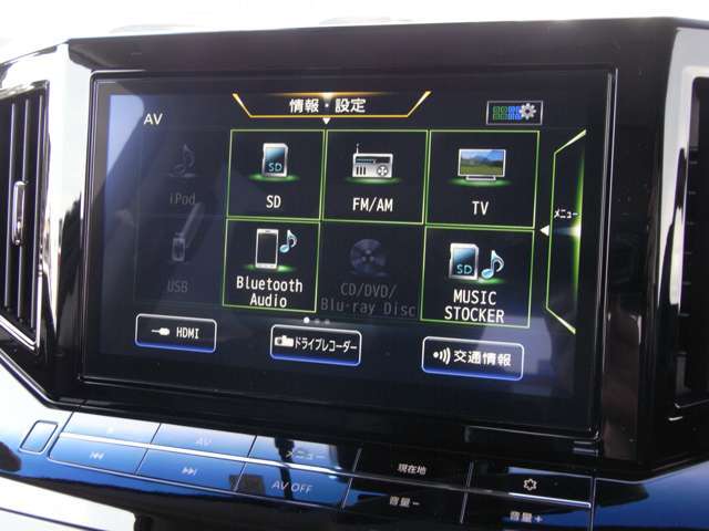 純正10インチ大型ナビは、ナビゲーション＋AV 2画面表示、TV、Bluetooth Audio、SDカード、Blu-ray Disc再生、DVD再生、CD再生/CD録音、ハンズフリーフォン、NissanConnect サービス対応の高性能モデルです。