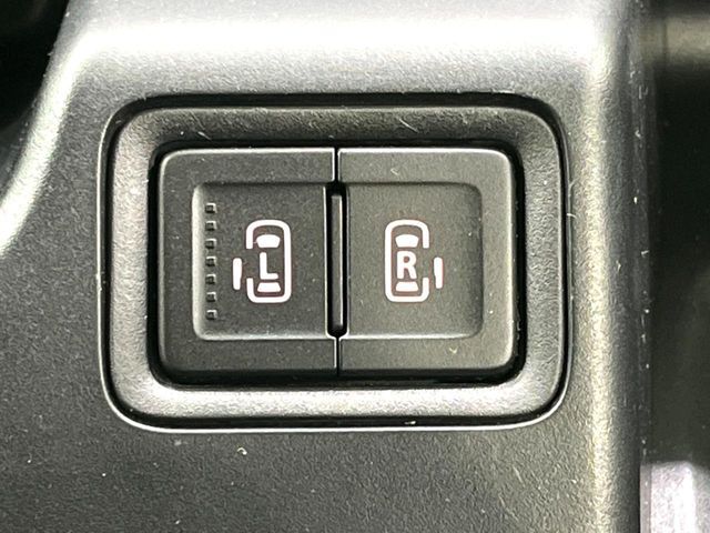 【両側パワースライドドア】スマートキーや運転席のスイッチで後席両側スライドドアの開閉が可能♪電動だから力を入れてドアを開ける必要が無く、小さなお子様でも簡単に開け閉めでき快適です♪