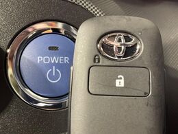 【スマートキー】カバンやポケットに入れたままでもドアの施錠・解錠が可能なスマートキーを装備。エンジンのオン・オフ時もカギを取り出す必要が無いからとっても便利です♪