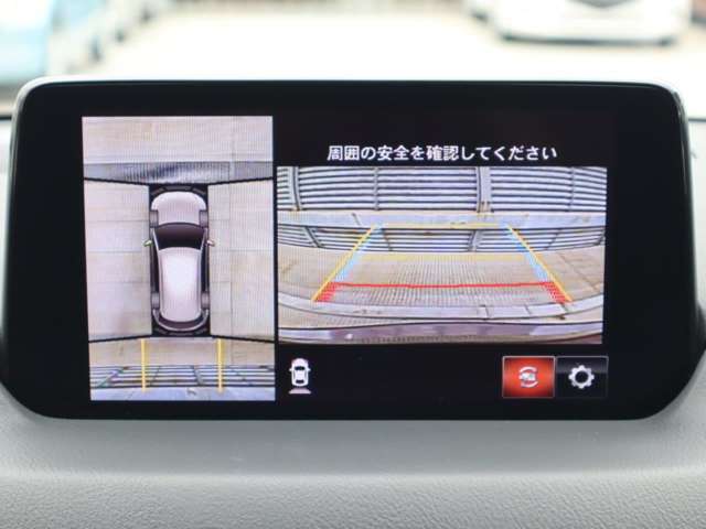 車両の前後左右にある4つのカメラを合成することで、まるでご自身のクルマを空から見ているような俯瞰での映像を映し出してくれます。バック時ももちろんのこと、前進時に視界の悪い交差点でも役に立ちますね。