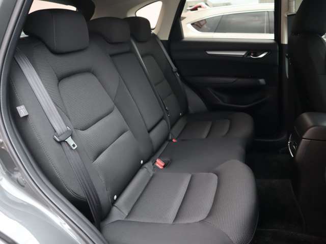 前席が最適な運転ポジションを取るために足元が広くとっており、後部座席の足元もゆったりと座ることができます。長時間でもストレス軽減になるよう、かかとを引くことができるように設計されています！
