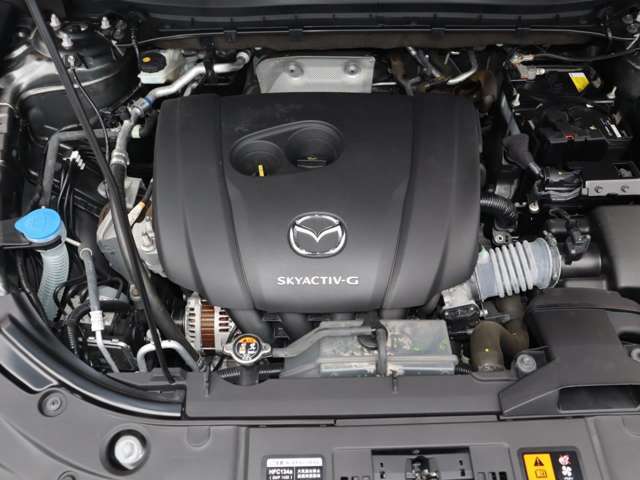 「SKYACTIV-G（ガソリン）」は、規格外の高圧縮を実現し、世界のエンジン技術者に驚きを与えました。さらに、それを維持したままノッキングの発生を抑え、熱効率を向上、走りにも寄与したエンジンです。