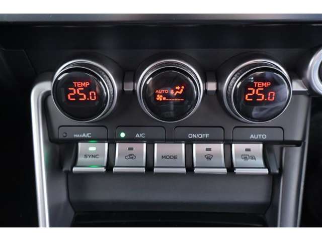 左右独立で温度コントロール出来るフロントオートエアコンです♪0.5度刻みで温度設定ができるので、運転席・助手席どちらも我慢せず快適な温度で過ごせます。