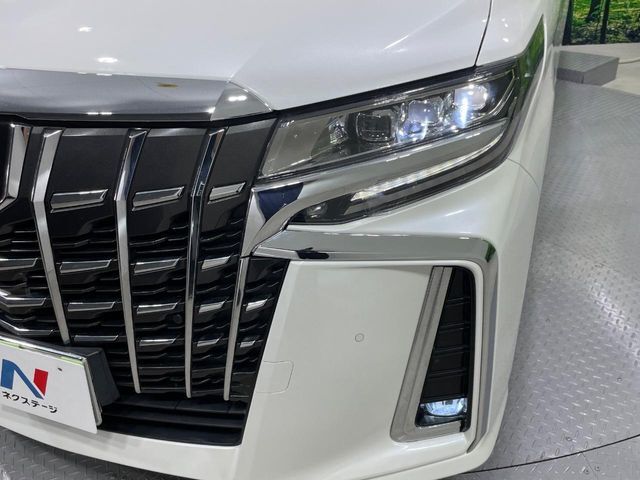 【LEDヘッドライト】悪天候や夜間走行時も良好な視界を確保し安心して運転できる高輝度LEDヘッドライトを装備！点灯速度が早く、消費電力も抑えられています。